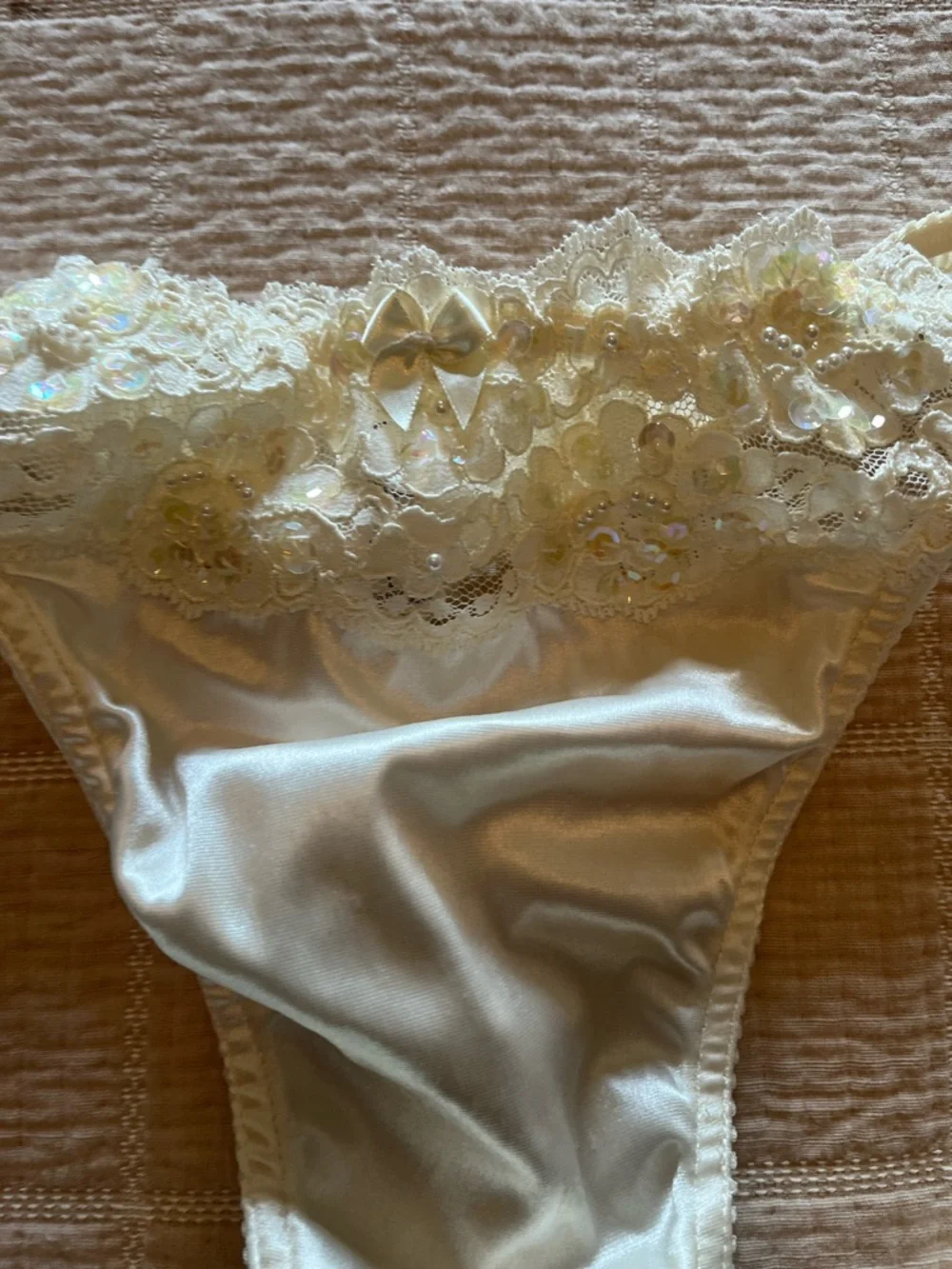Victoria's Secret Cream Lace Sequin 36 B Bra & L Thong Set - Picture 5 of 7
